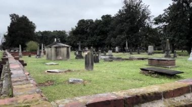 Augusta, Ga USA - 03 10 22: 1800 'lerin Magnolia Mezarlığı Augusta Gürcistan mezarlığı uzun kırmızı tuğladan bir duvarın üzerinden mezarlığa girdi