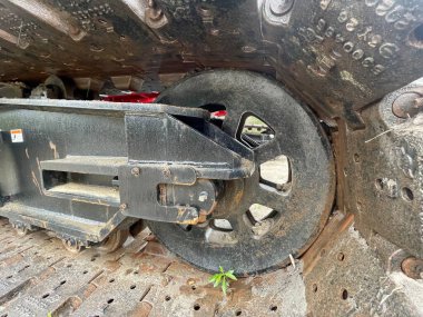 Augusta, Ga USA - 03 19 19 22: Manitowoc Kırmızı Turna İnşaat Sahnesi Bulutlu Yağmurlu Gün Çarkı