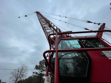 Augusta, Ga USA - 03 19: 22: Manitowoc Kırmızı Turna İnşaat Sahnesi Yağmurlu bir gün.