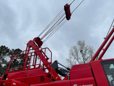 Augusta, Ga USA - 03: 19 19: 22: Manitowoc Kırmızı Turna İnşaat sahnesi Yağmurlu günler kabloları ve gökyüzü