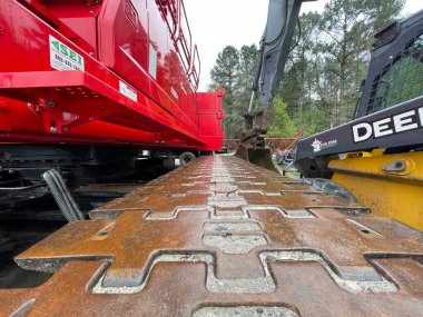 Augusta, Ga USA - 03 19 22: Manitowoc Kırmızı Turna İnşaat Sahnesi Tekerlek Kemeri manzarasının tepesinde bulutlu bir gün