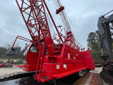 Augusta, Ga USA - 03: 19 19: 22: Manitowoc Kırmızı Turna İnşaat Sahnesi Bulutlu, yağmurlu bir gün manzarası