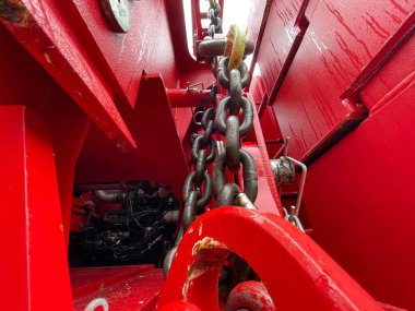 Augusta, Ga USA - 03 19 22: Manitowoc Kırmızı Turna İnşaat sahnesi bulutlu yağmurlu gün zincirleri ve kancalar kapanıyor