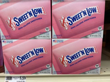 Grovetown, Ga USA - 03 13-22: Perakende mağazasındaki yapay tatlandırıcılar Sweet n low ve raf fiyat etiketleri