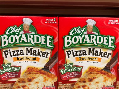 Augusta, Ga USA - 03 10 22: Perakende mağazasının rafında pizza sosu setleri