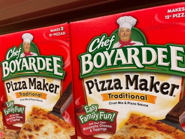 Augusta, Ga USA - 03 10 22: Bir perakende mağazasının rafında pizza sosu setleri Şef Boyardee