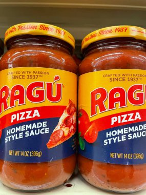 Augusta, Ga USA - 03 10 22: Bir perakende mağazasının rafında pizza sosu setleri Ragu kavanozda