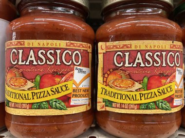 Augusta, Ga USA - 03 10 22: Bir perakende mağazasının rafında pizza sosu kitleri Klasik