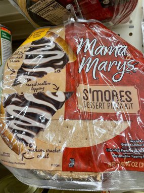 Augusta, Ga USA - 03 10 22: Bir perakende mağazasının rafında pizza sosu setleri Mary Marys pizza hamurlu çörekler
