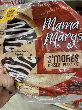 Augusta, Ga USA - 03 10 22: Bir perakende mağazasının rafında pizza sosu setleri Mary Marys 'in pizza hamurlu çöreklerini tutuyor.