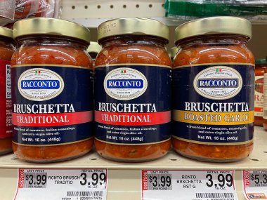 Augusta, Ga USA - 03 10 22: Pizza sosu kitleri bir perakende satış mağazasının rafında