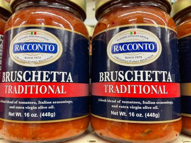 Augusta, Ga USA - 03 10 22: Pizza sosu kitleri bir perakende mağazasının rafında geleneksel Racconto Hughchetta kavanozlarında