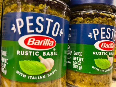 Augusta, Ga USA - 03 10 22: Bir perakende satış mağazasında pizza sosu seti.