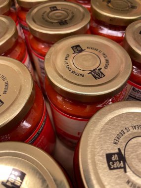 Augusta, Ga USA - 03 10 22: Bir perakende mağazasının rafında pizza sosu setleri