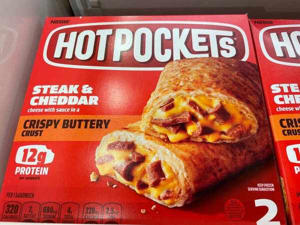 Grovetown, Ga USA - 03 19 22: Розничный магазин дисплей Горячие карманы глядя вверх