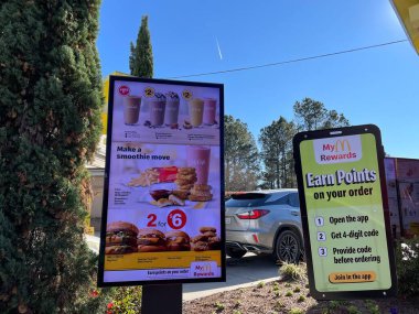 Augusta, Ga USA - 01: 14: 22 McDonalds menü ve işaretler Belair Road