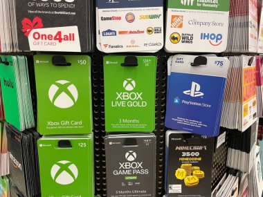 Grovetown, Ga USA - 11 13-21: Perakende mağazası hediye kartı merkezi XBox ve Playstation kartları