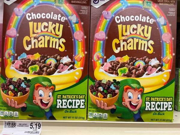 Grovetown Usa Chocolate Lucky Charms Cereal Estante Una Tienda Minorista — Foto de Stock