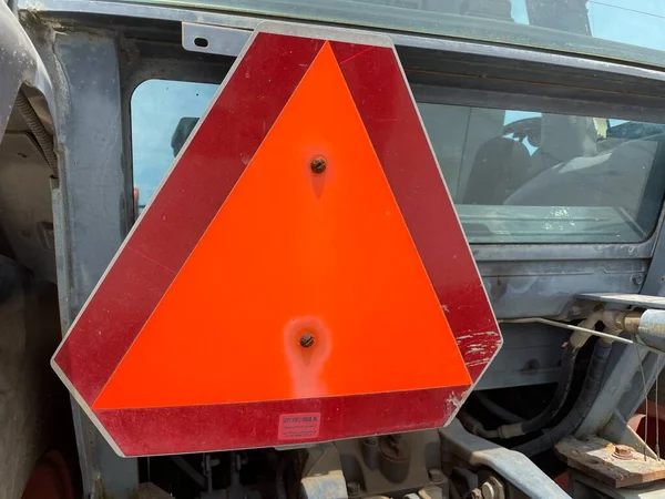 Augusta Usa Кубота Красный Трактор Оранжевый Треугольник Предупреждения — стоковое фото