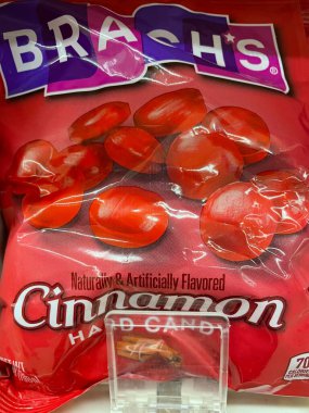 Grovetown, Ga USA - 04: 20 22: Perakende mağazası rafı Tarçın