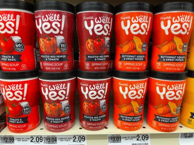 Grovetown, Ga USA - 04: 20 22: Bir perakende mağazasının rafında bulunan Campbell Çorbası ve raf fiyat etiketleri