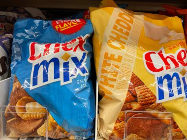 Grovetown, Ga USA - 04: 20 22: Chex Mix perakende mağazasının rafında Geleneksel ve Bal