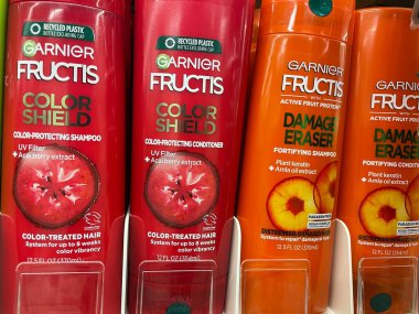 Grovetown, Ga USA - 04: 20 22: Bir perakende mağazasında saç bakım ürünleri Fructis çeşitliliği
