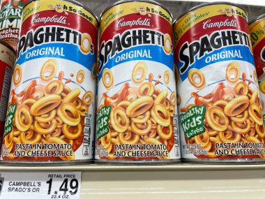 Grovetown, Ga USA - 04: 20 22: Perakende satış mağazasındaki konserve makarna büyük boy spagetti kutusu orijinal ve raf etiketi