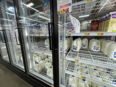 Grovetown, Ga USA - 04: 20 22: Walmart perakende süt mağazası bölümü ve fiyatlar yan görünüm