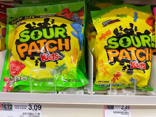 Grovetown Usa Bagged Candy Retail Store Shelf Sour Patch Variety — ストック写真