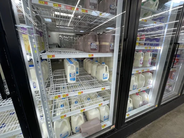 Grovetown Usa Mjölkdelen Walmarts Detaljhandelsbutik Och Priserna Tittar Genom Glasdörren — Stockfoto