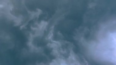 Grovetown, Ga USA - 04: 26 22: Gökyüzünden gökyüzüne bakan apartmanlar ve fırtına bulutlu sert rüzgarlar