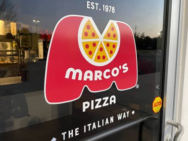Augusta, Ga USA - 04: 27: Marcos pizza tabelası ve logo cam kapı girişi