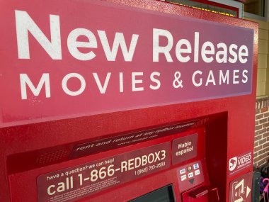 Augusta, Ga USA - 04 27 22: Kırmızı kutu DVD kiralama yan görünümü