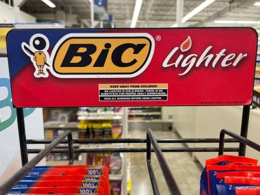 Augusta, Ga USA - 04 27 22: Bir perakende mağazasında daha hafif bic ekran