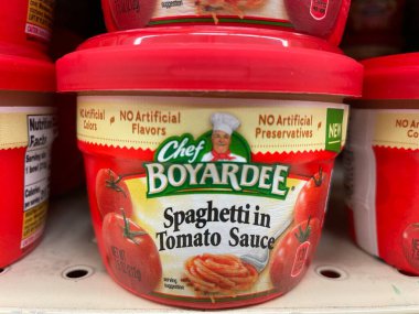 Augusta, Ga USA - 04: 27: 22: Şef Boyardee bardakları perakende rafında tek fincan