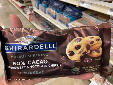 Augusta, Ga USA - 04: 15: 22: Ghirardelli 'nin el ele tutuşması% 50 kakao pişirme çipleri