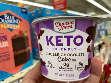 Augusta, Ga USA - 04: 15: 22: Duncan Hines Keto 'nun elini tutmak