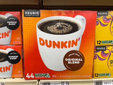 Augusta, Ga USA - 04: 15: 22: Perakende satış rafında Duncan Donuts kahvesi