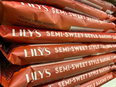 Augusta, Ga USA - 04: 15: 22: Lilys lokmalarının el ele tutuşması Rafa istiflenmiş cipsler