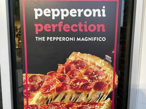 Augusta, Ga USA - 04 27 22: Marcos Pizza Restoranı ilanı pencerede