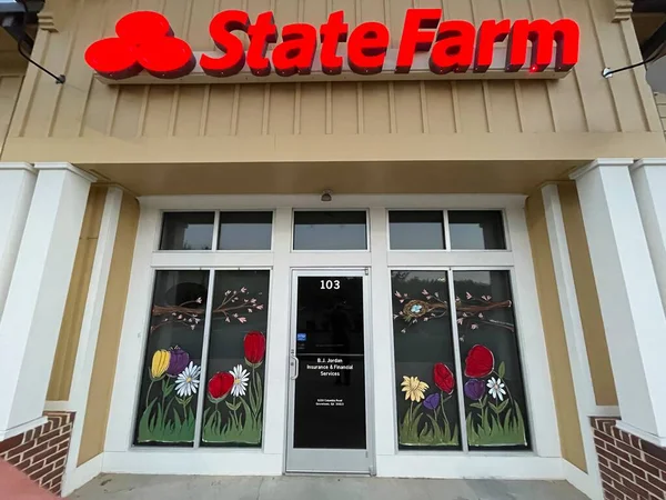 Augusta, Ga USA - 04 27 22: Devlet Çiftliği Sigorta Bürosu girişi