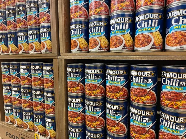 Augusta, Ga USA - 04: 27: 22: Bir perakende mağazasının yan görünümünde zırh kırmızı biber gösterebilir