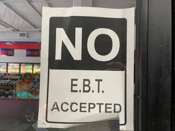 Augusta, Ga USA - 04 27 22: Cam pencere girişinde yırtık işareti kabul edilmedi