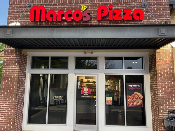 Augusta, Ga USA - 04 27 22: Marcos Pizza Lokantası tabelası ve girişi