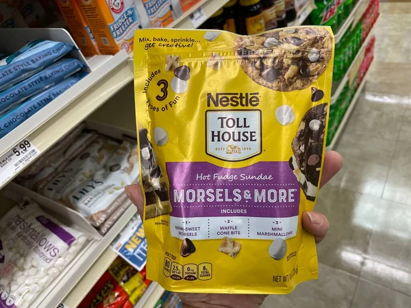 Augusta, Ga USA - 04: 15: 22: El ele tutuşan çikolata parçaları