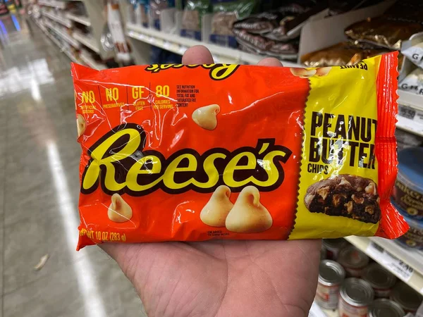Augusta Usa Hand Holding Reeses Morsels Baking Chips — Foto Stock