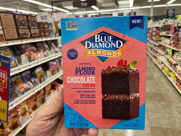 Augusta, Ga USA - 04: 15: 22: Mavi elmaslı kek karışımı çikolatalı kek