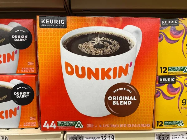 Augusta, Ga USA - 04: 15: 22: Perakende satış rafında Duncan Donuts kahvesi