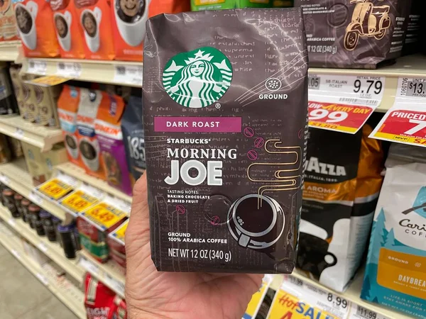 Augusta, Ga USA - 04: 15: 22: Bir perakende dükkanında Starbucks kahvesini tutan Sabah Joe